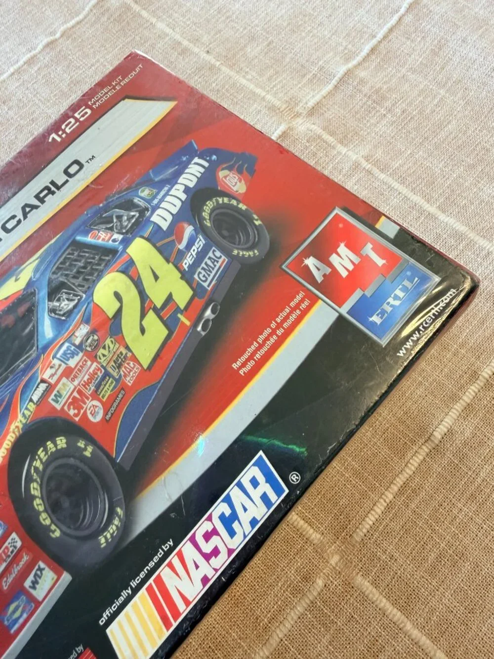 Jeff Gordon Nascar Dupont 2005 Monte Carlo Model AMT-ERTL #24 Model kit #38294